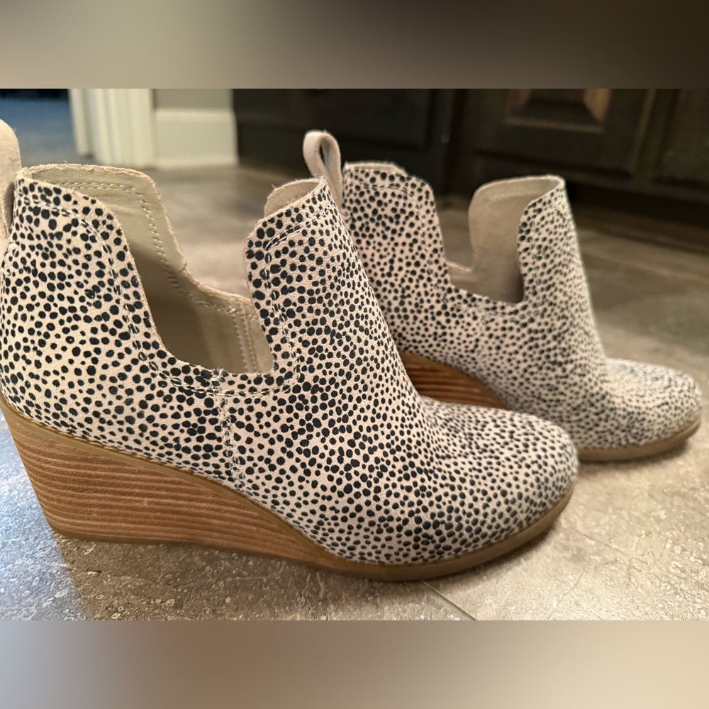 Toms Black Speckled White Wedge Mules